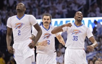 Kevin Durant celebra con sus compañeros Steven Adams y Anthony Morrow una canasta.