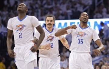 Kevin Durant celebra con sus compañeros Steven Adams y Anthony Morrow  una canasta.