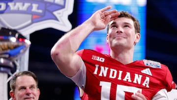 ATLANTA, GEORGIA - JANUARY 09: Fernando Mendoza #15 of the Indiana Hoosiers celebrates after the Hoosiers defeated the Oregon Ducks in the 2025 College Football Playoff Semifinal at the Chick-fil-A Peach Bowl at Mercedes-Benz Stadium on January 09, 2026 in Atlanta, Georgia. Todd Kirkland/Getty Images/AFP (Photo by Todd Kirkland / GETTY IMAGES NORTH AMERICA / Getty Images via AFP)