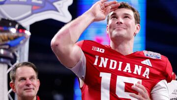 ATLANTA, GEORGIA - JANUARY 09: Fernando Mendoza #15 of the Indiana Hoosiers celebrates after the Hoosiers defeated the Oregon Ducks in the 2025 College Football Playoff Semifinal at the Chick-fil-A Peach Bowl at Mercedes-Benz Stadium on January 09, 2026 in Atlanta, Georgia. Todd Kirkland/Getty Images/AFP (Photo by Todd Kirkland / GETTY IMAGES NORTH AMERICA / Getty Images via AFP)