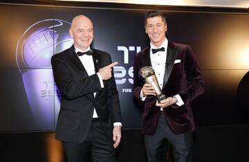 Robert Lewandowski, futbolista del Bayern de Munich, premio The Best FIFA 2020 al mejor jugador con Gianni Infantino, presidente de la FIFA.