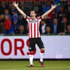Andrés Guardado recibe felicitaciones del PSV