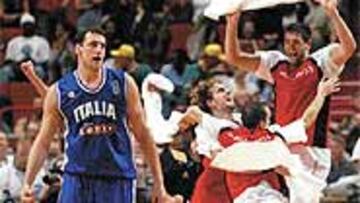 <b>EUFÓRICOS.</B> Los españoles celebran su pase a la final del Eurobasket.