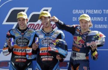 Alex Rins celebra su victoria en la carrera de Moto3 en el podio de Misano junto a Alex Márquez y Jack Miller