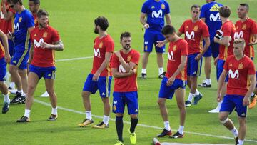 GRA146. LAS ROZAS (C.A. DE MADRID), 30/08/2017.- Los jugadores de la selección española (de izda. a dcha.) Sergio Ramos, Francisco Alarcón "Isco", David Villa, Marc Bartra y Gerard Deulofeu, entre otros, durante el entrenamiento realizado hoy en la Ciudad del Fútbol de Las Rozas para preparar los partidos contra Italia y Liechtenstein de clasificación mundialista para Rusia 2018. España se jugará el primer puesto de grupo, el que da plaza directa en el próximo Mundial, con Italia el 2 de septiembre en el estadio Santiago Bernabéu de Madrid y se medirá con Liechtenstein en Vaduz el 5 del mismo mes. EFE/Víctor Lerena