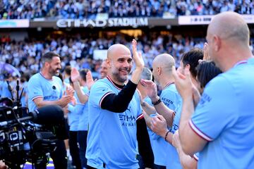 Pep Guardiola, choca los cinco con los miembros del personal de Manchester City.