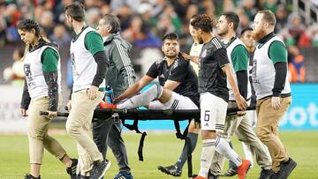 Nestor Araujo se retir&oacute; lesionado en el partido de M&eacute;xico.