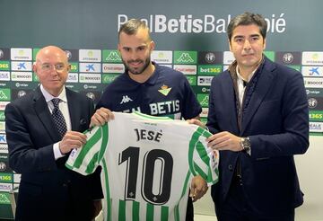 Presentación de Jesé Rodriguez como nuevo jugador del Real Betis, junto a Angel Haro, presidente del Club y a Lorenzo Serra Ferrer, vicepresidente deportivo. 