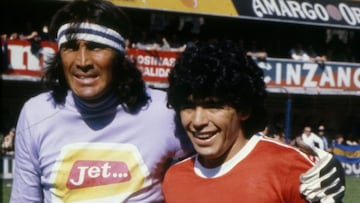 Maradona posa con Gatti antes de un Boca-Argentinos Juniors. ¡Le metió cuatro!