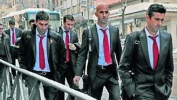 <b>POR LA NIEVE. </b>Los mallorquinistas abandonan el hotel camino del aeropuerto.