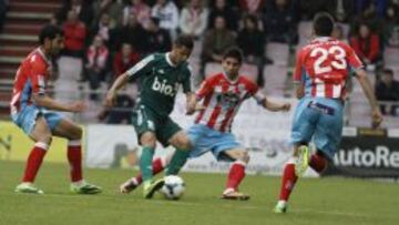 Acorán, rodeado de contrarios del Lugo.