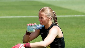 Hannah Hampton durante un entrenamiento.