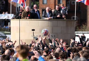 El granjero de 'Turner up Ashbourne', Dave Bott, observa desde el pedestal cómo los jugadores de los equipos Up'ards y Down'ards compiten por el balón durante el partido. 