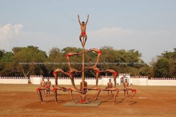 Mallakhamba es un deporte tradicional indio en el que el gimnasta realiza ejercicios, acrobacias, equilibrios... y todo sin bajarse de un poste de madera.