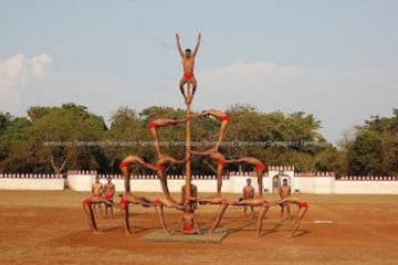 Mallakhamba es un deporte tradicional indio en el que el gimnasta realiza ejercicios, acrobacias, equilibrios... y todo sin bajarse de un poste de madera. 