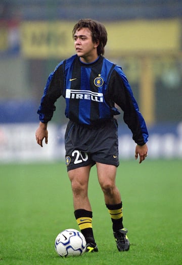 El futbolista uruguayo es recordado en Espa?a m芍s que por sus actuaciones futbol赤sticas, por su versi車n en el Pro Evolution Soccer. En el Inter mezcl車 momentos de genialidad con 谷pocas de irregularidad. En sus 10 temporadas en el Inter, 1997-2006, jug車 261 partidos y anot車 72 goles.