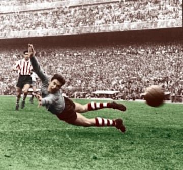 Fue guardameta del Athletic desde la temporada 50/51 hasta la 63/64, cuando abandon車 la entidad rojiblanca se march車 al Espanyol.