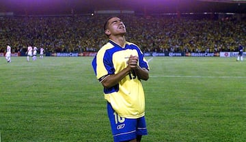 Con seis goles, el delantero fue el goleador de la Copa América 2001 en la que la Selección Colombia fue campeona. También obtuvo la medalla de bronce en 1993 y 1995. Jugó también la edición de 1997.