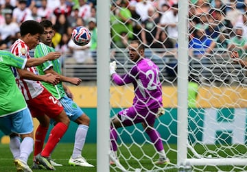 0-2. C¨®rner atl¨¦tico que juega en corto. Rodrigo de Paul se la da a Marcos Llorente que lanza un misil con la derecha desde el balc¨®n del ¨¢rea. El bal¨®n se estrella en el larguero tras tocar Stefan Frei, bota sobre la l¨ªnea y en el rechace, Robin Le Normand devuelve el esf¨¦rico a la l¨ªnea de gol para que remate a placer Axel Witsel y anotar el segundo.