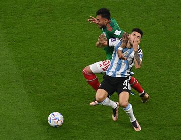 Alexis Vega de México y Gonzalo Montiel de Argentina compiten por el balón durante el partido. 

 