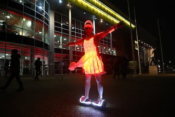 Curiosa vestimenta luminosa de una aficionada del Southampton divirtiéndose en los prolegómenos del partido de su equipo contra el Crystal Palace en el St Mary's Stadium en Southampton. 