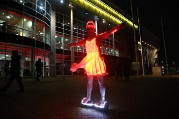 Curiosa vestimenta luminosa de una aficionada del Southampton divirtiéndose en los prolegómenos del partido de su equipo contra el Crystal Palace en el St Mary's Stadium en Southampton. 