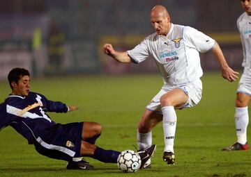 El compañero de Davids en la 'Oranje' dio positivo en nandrolona también en 2001, poco después de su fichaje por el Lazio. El espigado central holandés fue sancionado 5 meses sin competir, aunque el Tribunal de Apelación redujo el castigo a solo 1 mes. La progresión de Stam no se vio afectada: jugó 5 temporadas más en Italia (3 en Roma y 2 en Milán) para poner fin a su carrera en 2007 como futbolista del Ajax.