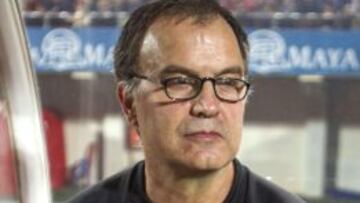 El entrenador del Athletic Club, el argentino Marcelo Bielsa, sigue desde el banquillo el partido ante el RCD Mallorca.