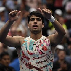 Un Alcaraz desatado bate a Arnaldi y se cita con Zverev