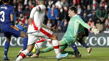 Courtois frena al Rayo para mantener el 0-0.