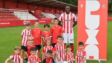 27-08-25. MAMADOU LOUM, RODEADO DE NIÑOS, EN SU PRESENTACIÓN COMO JUGADOR DEL SPORTING.