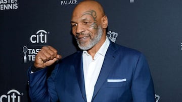 El legendario boxeador Mike Tyson festej&oacute; Thanksgiving de manera pol&eacute;mica al comer un pavo con forma de la cabeza de Roy Jones Jr a d&iacute;as de su enfrentamiento.