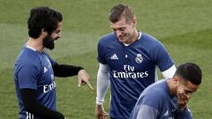 GRA043. MADRID, 13/05/2017.- El centrocampista del Real Madrid Francisco Alarc&oacute;n &quot;Isco&quot; (i) conversa con sus compa&ntilde;eros, el alem&aacute;n Toni Kroos (c) y el delantero Lucas V&aacute;zquez (d) durante el entrenamiento realizado hoy