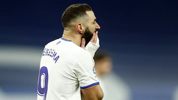 Soccer Football - LaLiga - Real Madrid v Cadiz - Santiago Bernabeu, Madrid, Spain - December 19, 2021 Real Madrid&#039;s Karim Benzema reacts after he misses a chance to score REUTERS/Juan Medina