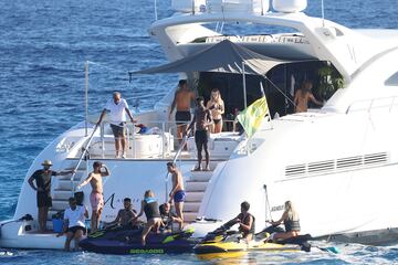 Vinicius y Militao disfrutaron, junto con sus acompañantes, de unos días en el mar Mediterráneo.