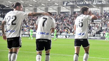 Partido Burgos CF - CD Legan¨¦s
Curro (D) celebra el gol con Mu?o (I) y Dani Ojeda
04-10-2023