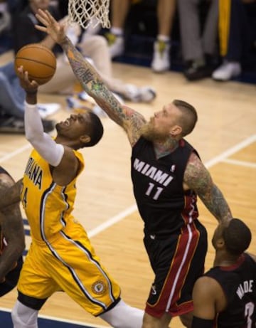 Chris Andersen trata de taponar a Paul George que no tuvo su mejor partido.