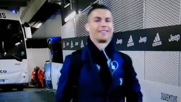 La broma de Cristiano por el coronavirus al entrar al estadio.