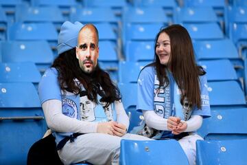 Una seguidora del Manchester City asiste al partido que su equipo disput¨® en el Etihad Stadium contra el Tottenham perfectamente ataviada para animar a su equipo: bufanda, camiseta y... una careta del entrenador, Pep Guardiola. El t¨¦cnico catal¨¢n cuenta con un gran respaldo de la afici¨®n.