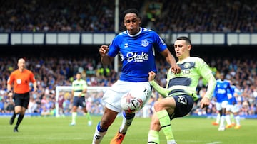Everton's Colombian defender Yerry Mina (L) fights for the ball with Manchester City's English midfielder Phil Foden during the English Premier League football match between Everton and Manchester City at Goodison Park in Liverpool, north west England on May 14, 2023. (Photo by Lindsey Parnaby / AFP) / RESTRICTED TO EDITORIAL USE. No use with unauthorized audio, video, data, fixture lists, club/league logos or 'live' services. Online in-match use limited to 120 images. An additional 40 images may be used in extra time. No video emulation. Social media in-match use limited to 120 images. An additional 40 images may be used in extra time. No use in betting publications, games or single club/league/player publications. /