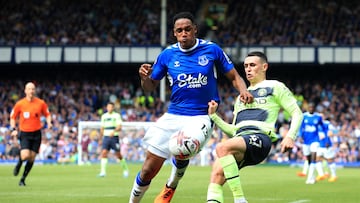 Everton's Colombian defender Yerry Mina (L) fights for the ball with Manchester City's English midfielder Phil Foden during the English Premier League football match between Everton and Manchester City at Goodison Park in Liverpool, north west England on May 14, 2023. (Photo by Lindsey Parnaby / AFP) / RESTRICTED TO EDITORIAL USE. No use with unauthorized audio, video, data, fixture lists, club/league logos or 'live' services. Online in-match use limited to 120 images. An additional 40 images may be used in extra time. No video emulation. Social media in-match use limited to 120 images. An additional 40 images may be used in extra time. No use in betting publications, games or single club/league/player publications. / 