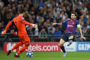 Hugo Lloris y Lionel Messi en un partido de la UEFA Champions League entre el Tottenham y el Barcelona en el año 2018.