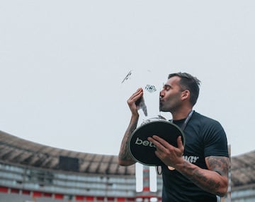 Pablo Míguez besando la copa de la Liga 1 obtenida el año pasado.