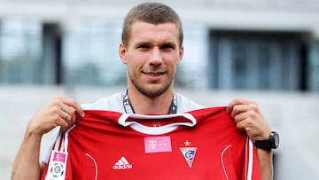 El mítico futbolista Lukas Podolski (Gliwice, Polonia, 4/6/1985), ansiada incorporación de los más grandes en su mejor época, sigue ofreciendo su mejor versión en el Górnik Zabrze de la máxima categoría de fútbol de Polonia, con el que acumula dos goles y una asistencia en 11 partidos disputados esta temporada. Campeón del mundo en 2014 con Alemania, Podolski se despidió de su selección hace ya cuatro años, pero no del fútbol. Ex del Bayern de Munich, con el que ganó la Bundesliga, en los últimos tiempos ha pasado por el Galatasaray o el Vissel Kobe y hoy, a sus 36 años, todavía recorre los campos de la liga polaca con mucha autoridad.