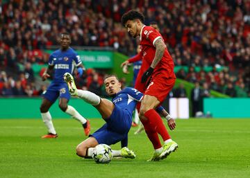 El colombiano fue una de las figuras en la victoria de los Reds 0-1 sobre Chelsea en Wembley. Cuarto título de Lucho en Inglaterra.