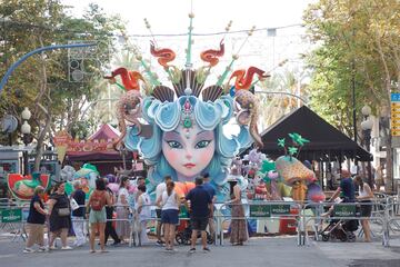 Las fallas visten las calles de Alicante.