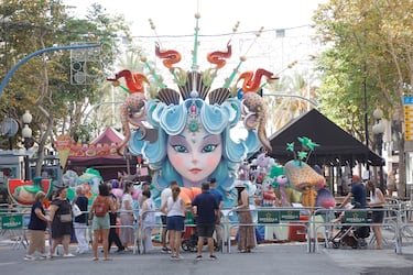 Las fallas visten las calles de Alicante. 