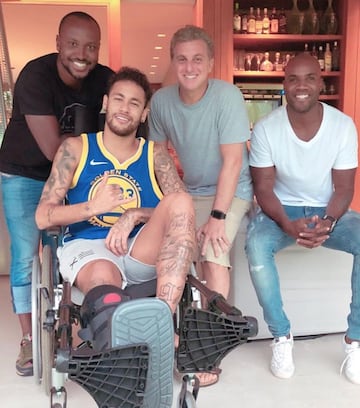 Neymar con sus amigos.