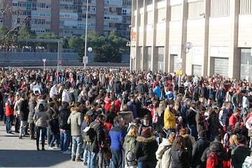 4 de enero de 2015 | El mítico jugador rojiblanco fue presentado ante 45.000 aficionados en el ya desaparecido estadio Vicente Calderón. 