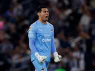 Soccer Football - Liga MX - Monterrey v Leon - Estadio BBVA, Monterrey, Mexico - February 14, 2026 Monterrey's Luis Cardenas celebrates their first goal scored by Sergio Canales REUTERS/Daniel Becerril